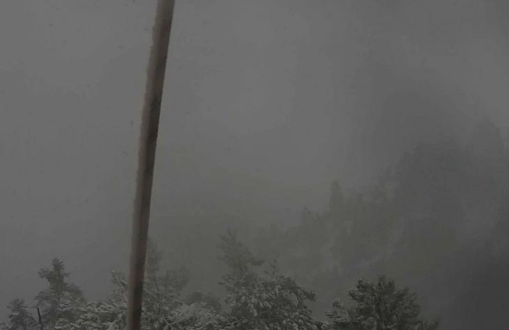 Διακοπή κυκλοφορίας στην Πάρνηθα – Μόνο με αλυσίδες από το τελεφερίκ και πάνω